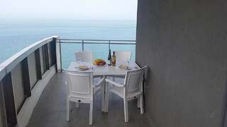 Апарт-отели SEA-VIEW Beluga & Dolphin Luxury HOTEL apartments Батуми Роскошные апартаменты-студио с видом на море-12